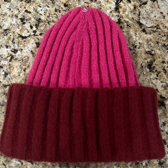 New - On 34th Women’s Wide-Ribbed Colorblocked Beanie in Pink/Red - Picture 2 of 6